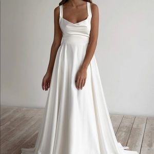 Wedding dress, size 6, ivory, never worn